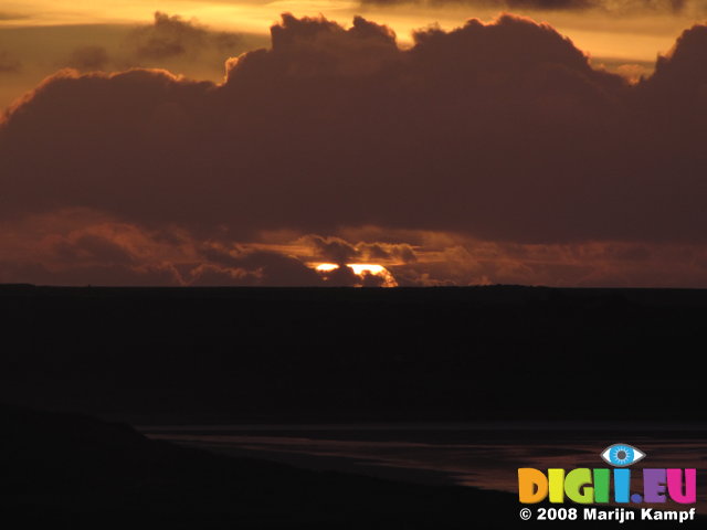SX01446 Sunrise over Tramore bay